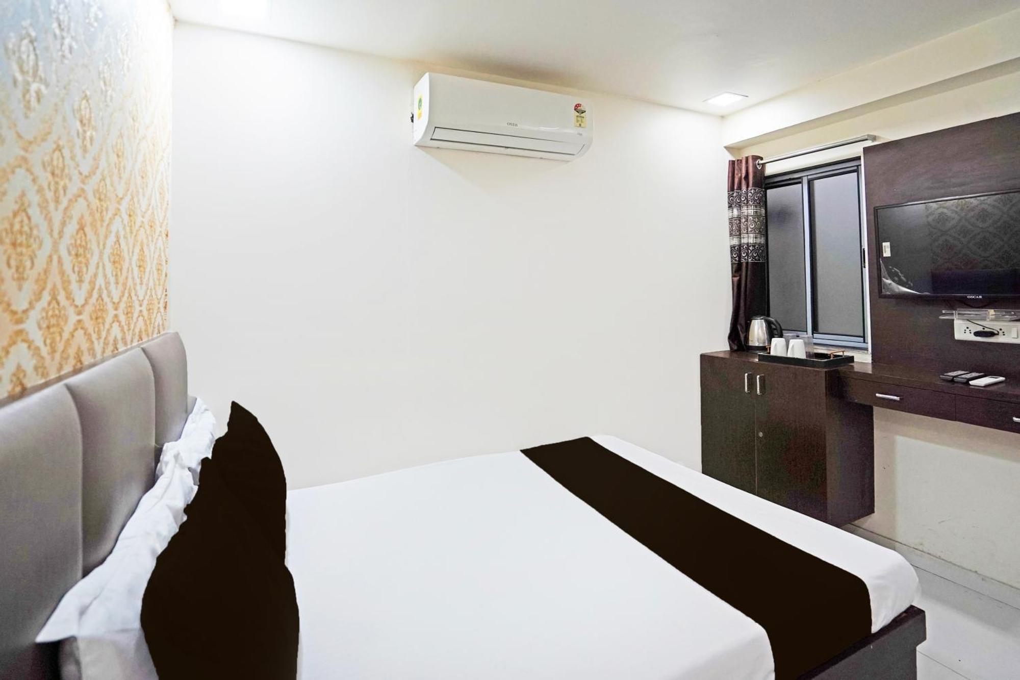 Hotel O S. G. Highway Formerly I Land Park Ahmedabad Extérieur photo