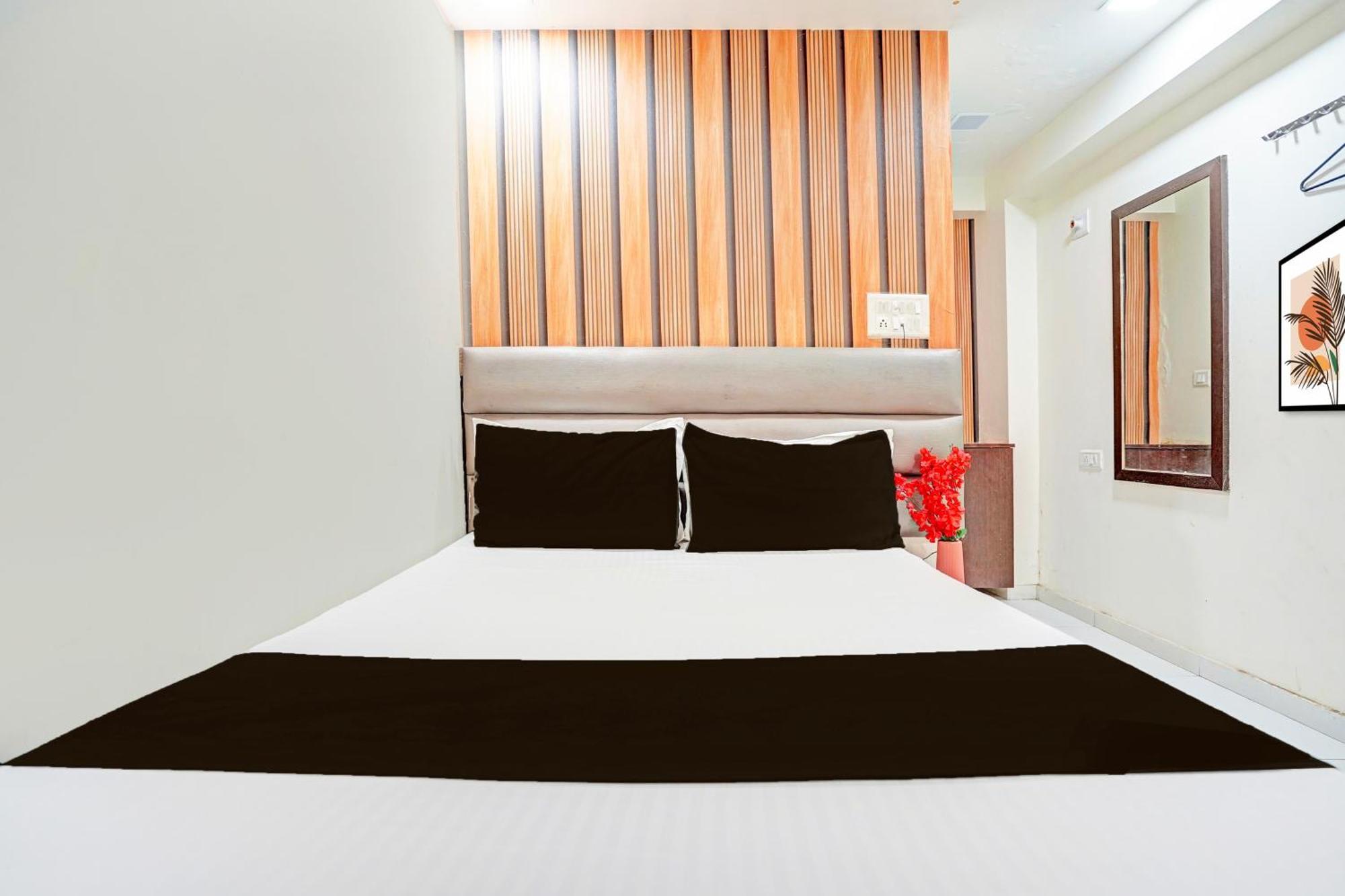 Hotel O S. G. Highway Formerly I Land Park Ahmedabad Extérieur photo